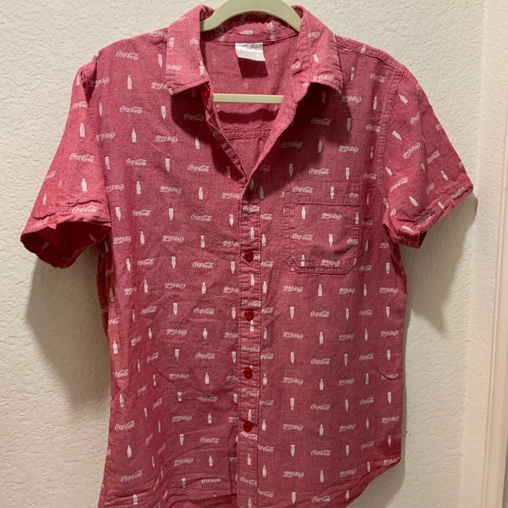 Coca Cola Men's Button Up Logo‎ Shirt Size M red  White Short Sleeve